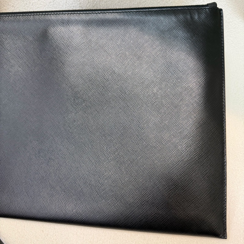 Prada Saffiano Clutch 彩字黑色十字紋牛皮手拿包 XA063-8