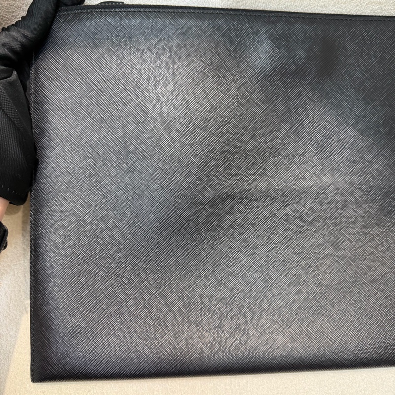 Prada Saffiano Clutch 彩字黑色十字紋牛皮手拿包 XA063-9