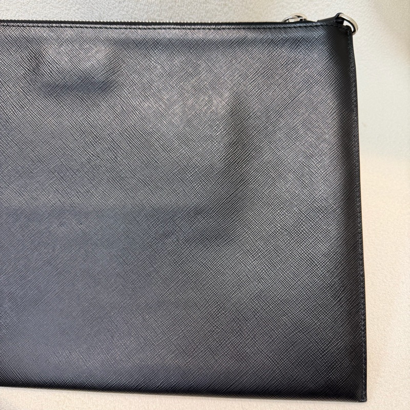 Prada Saffiano Clutch 彩字黑色十字紋牛皮手拿包 XA063-11