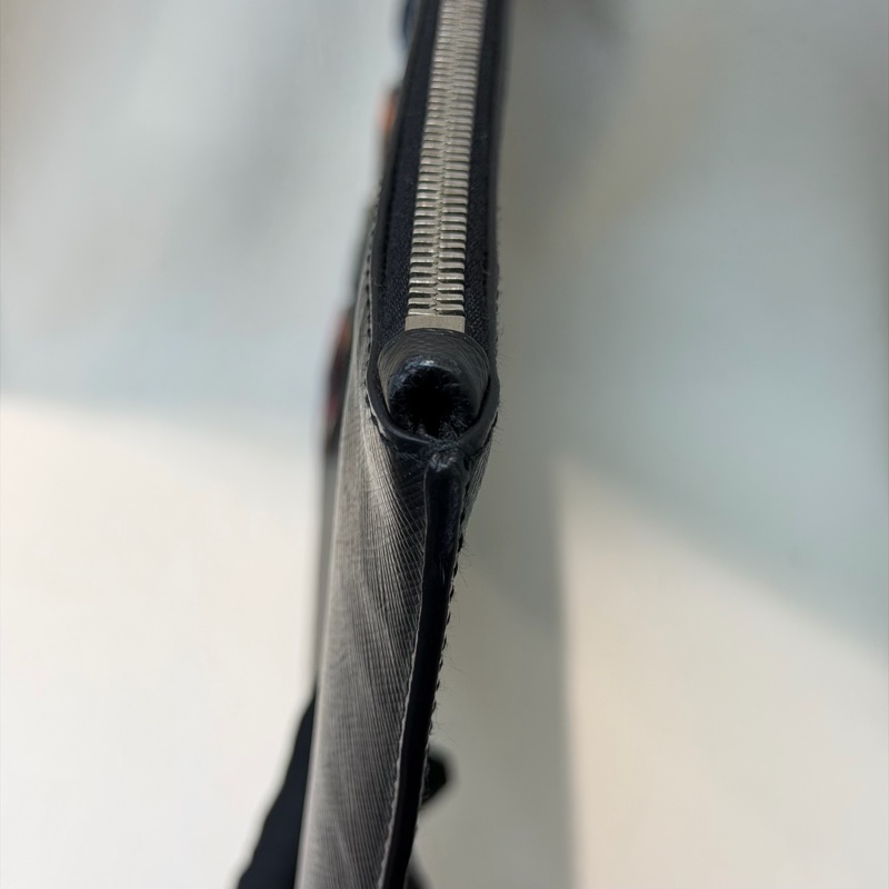 Prada Saffiano Clutch 彩字黑色十字紋牛皮手拿包 XA063-15