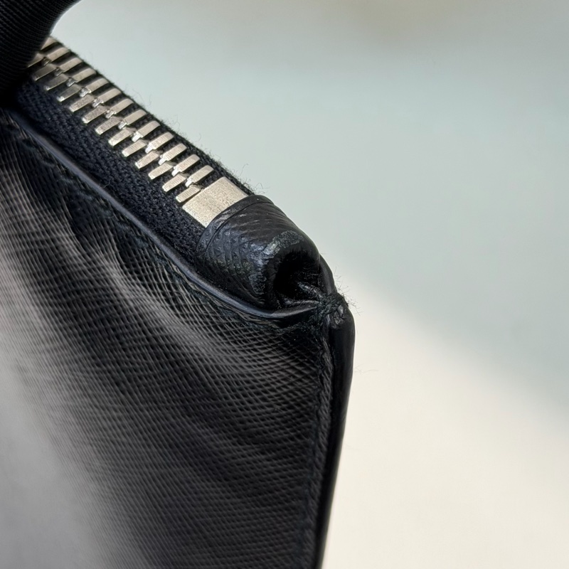 Prada Saffiano Clutch 彩字黑色十字紋牛皮手拿包 XA063-16