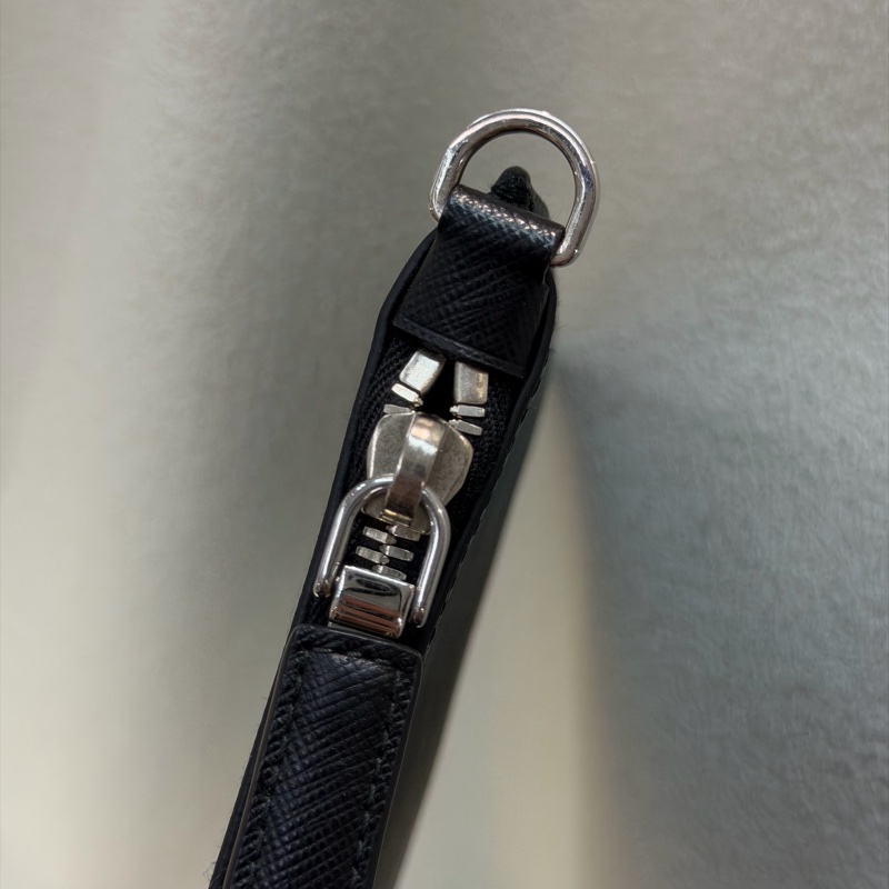 Prada Saffiano Clutch 彩字黑色十字紋牛皮手拿包 XA063-28