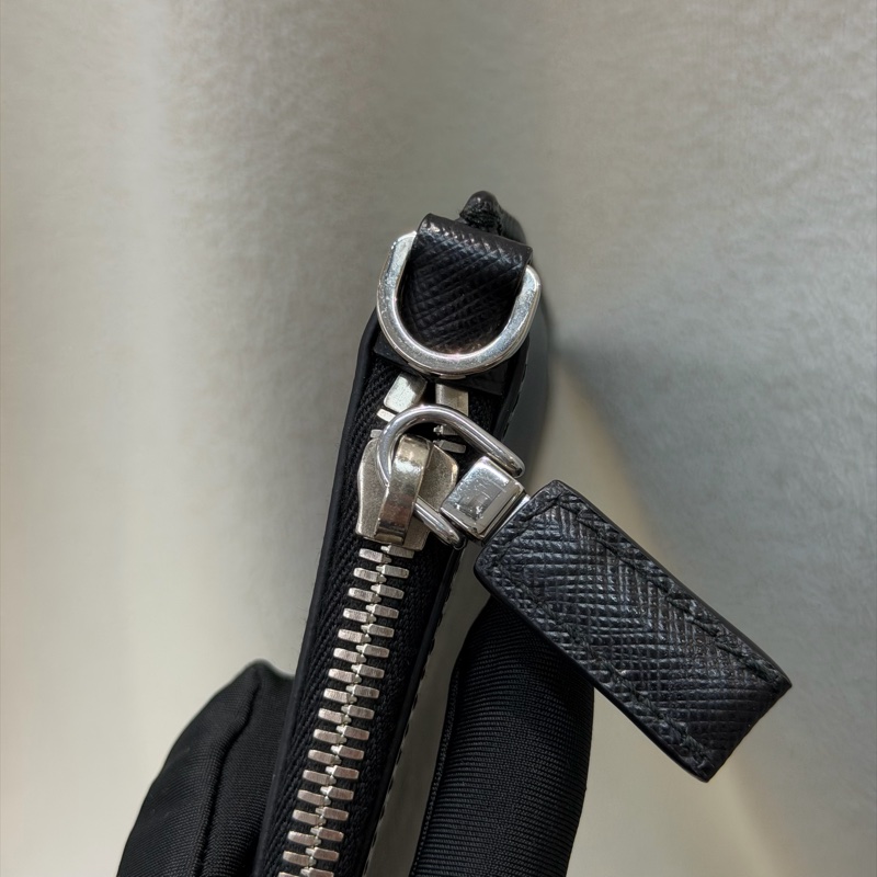 Prada Saffiano Clutch 彩字黑色十字紋牛皮手拿包 XA063-29