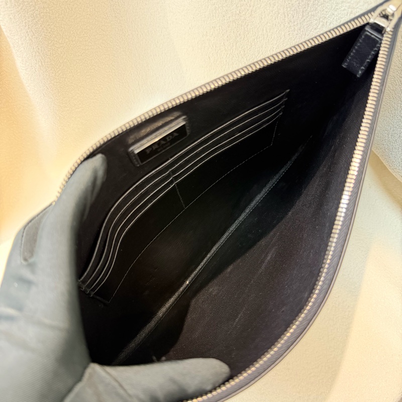 Prada Saffiano Clutch 彩字黑色十字紋牛皮手拿包 XA063-30