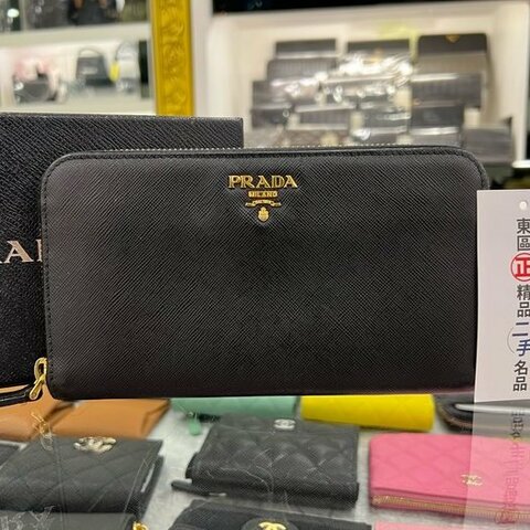 東區正精品㊣PRADA 1ML506 黑色防刮牛皮金字LOGOㄇ拉長夾 RA1555