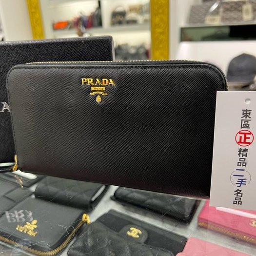 東區正精品㊣PRADA 1ML506 黑色防刮牛皮金字LOGOㄇ拉長夾 RA1555-1