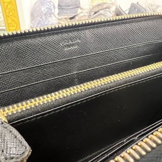 東區正精品㊣PRADA 1ML506 黑色防刮牛皮金字LOGOㄇ拉長夾 RA1555-2