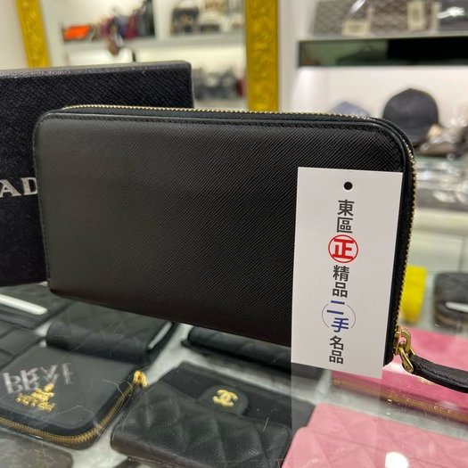 東區正精品㊣PRADA 1ML506 黑色防刮牛皮金字LOGOㄇ拉長夾 RA1555-4