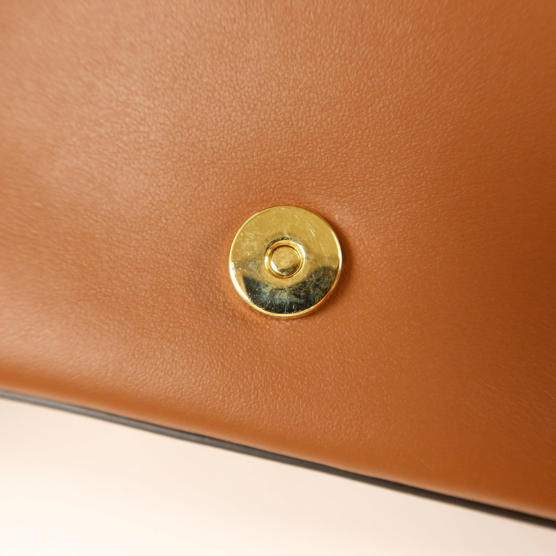 BURBERRY 牛皮皮革Tan Hampshire金扣肩背袋-10