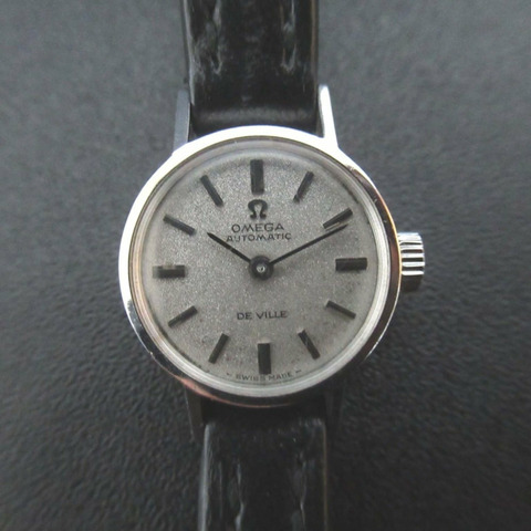 歐米茄碟飛系列自動機械雙針女錶，不鏽鋼錶殼搭配皮革錶帶，黑色