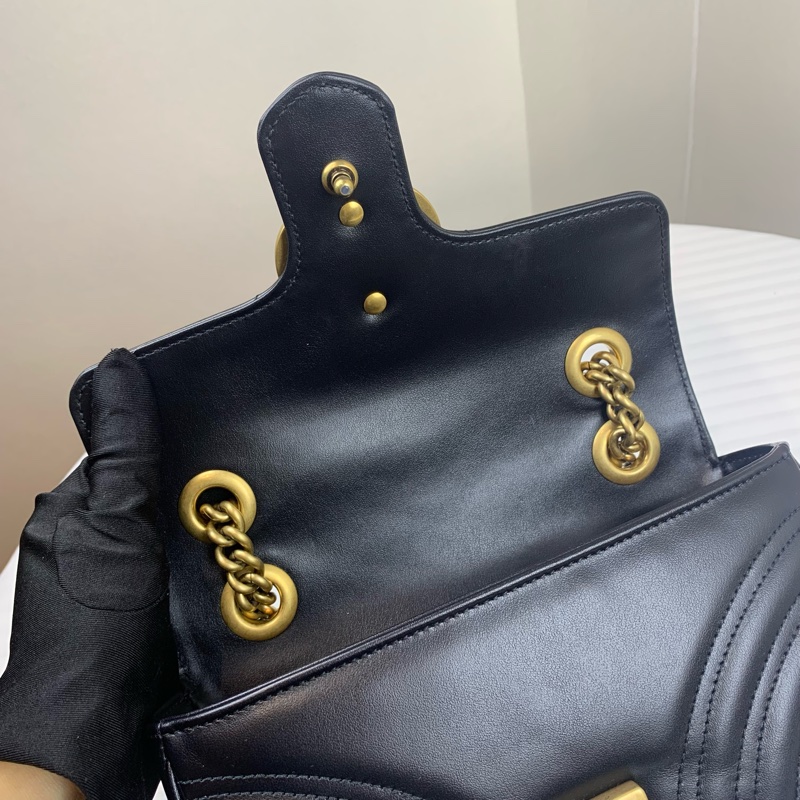 未使用Gucci古馳 黑金馬蒙22永遠的經典 包型立體精緻 雙G大金扣 不會太張揚高調 尺寸：22*14*6 附件：盒子 塵袋 編碼：B043203879-5