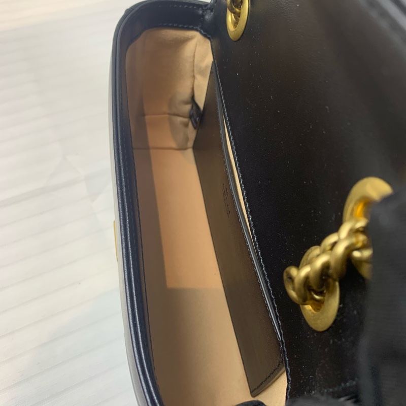 未使用Gucci古馳 黑金馬蒙22永遠的經典 包型立體精緻 雙G大金扣 不會太張揚高調 尺寸：22*14*6 附件：盒子 塵袋 編碼：B043203879-6