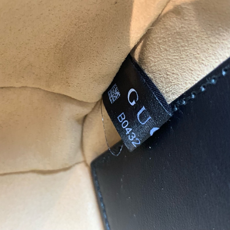 未使用Gucci古馳 黑金馬蒙22永遠的經典 包型立體精緻 雙G大金扣 不會太張揚高調 尺寸：22*14*6 附件：盒子 塵袋 編碼：B043203879-8