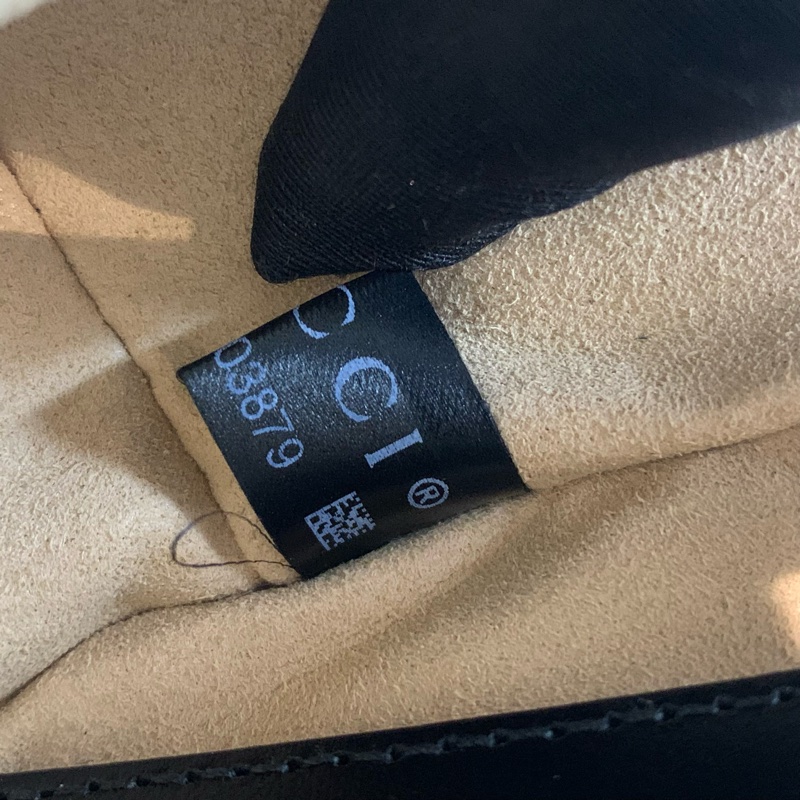 未使用Gucci古馳 黑金馬蒙22永遠的經典 包型立體精緻 雙G大金扣 不會太張揚高調 尺寸：22*14*6 附件：盒子 塵袋 編碼：B043203879-9