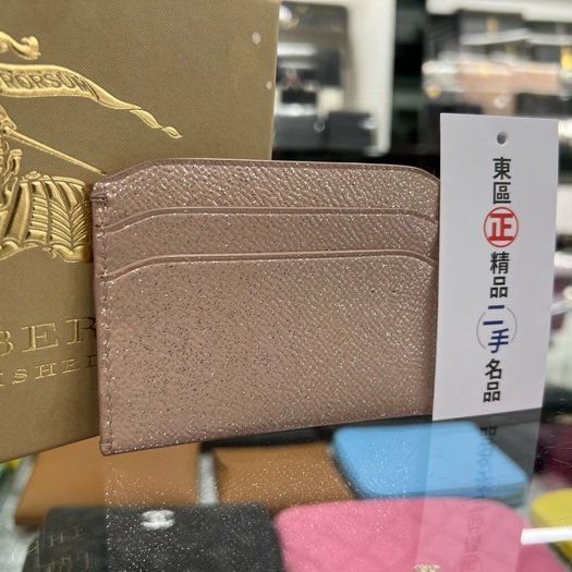 東區正精品㊣BURBERRY 近全新粉色全皮亮粉扁式卡片夾限定款 RZ3916-5