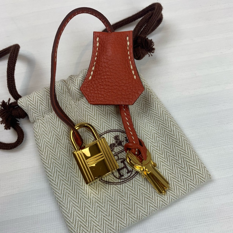 HERMES Kelly28 三文魚紅 手提斜挎單肩都適配 尺寸：28*22*10 配件：盒子 鑰匙 鎖頭 發票 塵袋-8