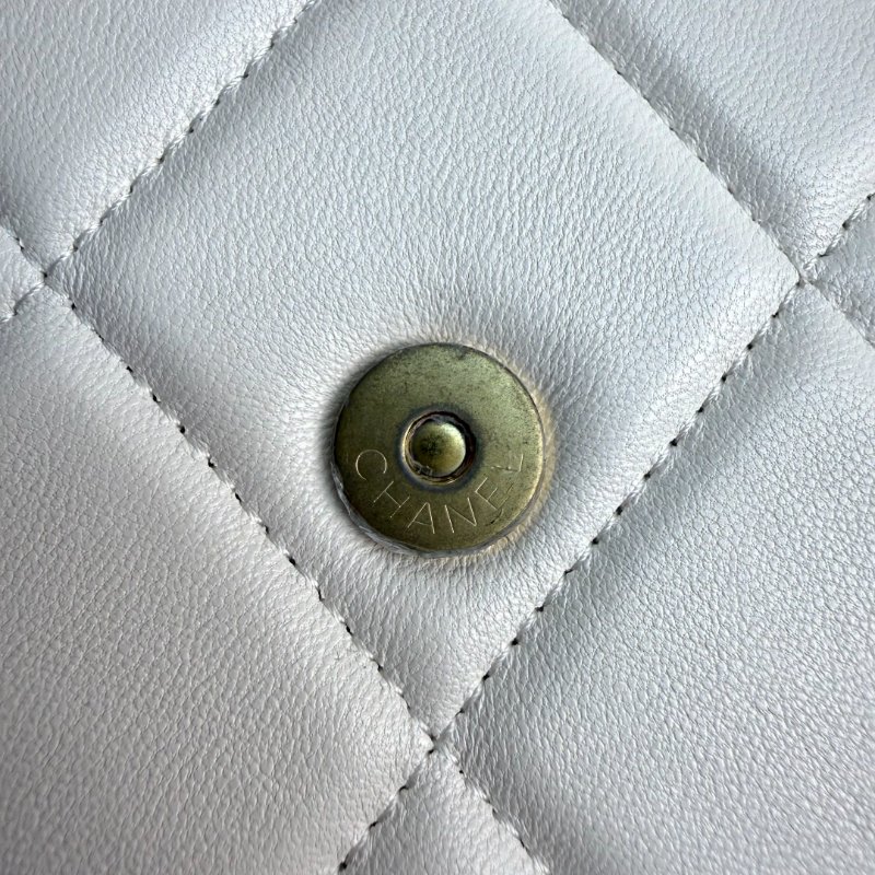 Chanel 白色金扣 手機包 小羊皮 31開-7