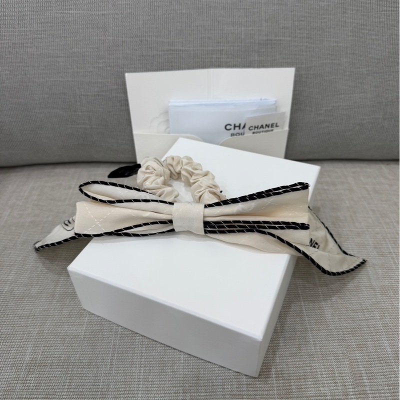 香奈兒Chanel 經典雙C 蝴蝶結 真絲髮圈/髮束/手環 (白色 x 黑色斜紋邊)-0