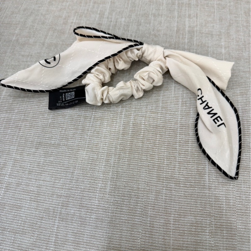香奈兒Chanel 經典雙C 蝴蝶結 真絲髮圈/髮束/手環 (白色 x 黑色斜紋邊)-3