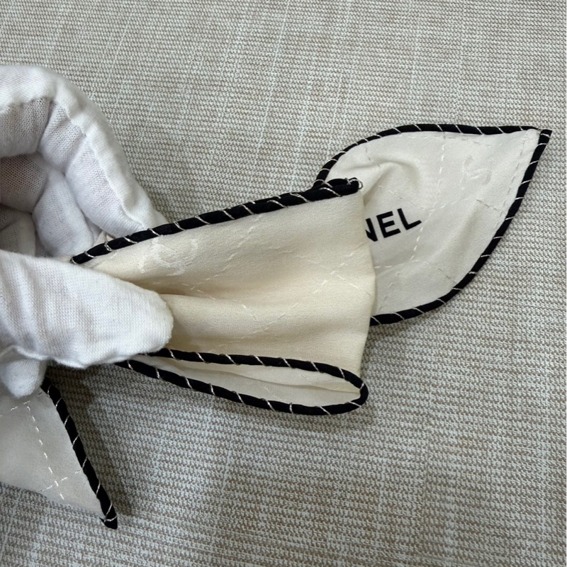 香奈兒Chanel 經典雙C 蝴蝶結 真絲髮圈/髮束/手環 (白色 x 黑色斜紋邊)-4