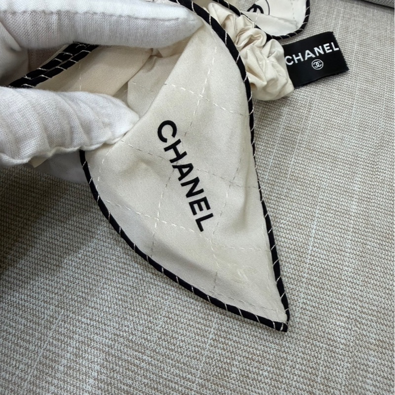 香奈兒Chanel 經典雙C 蝴蝶結 真絲髮圈/髮束/手環 (白色 x 黑色斜紋邊)-6