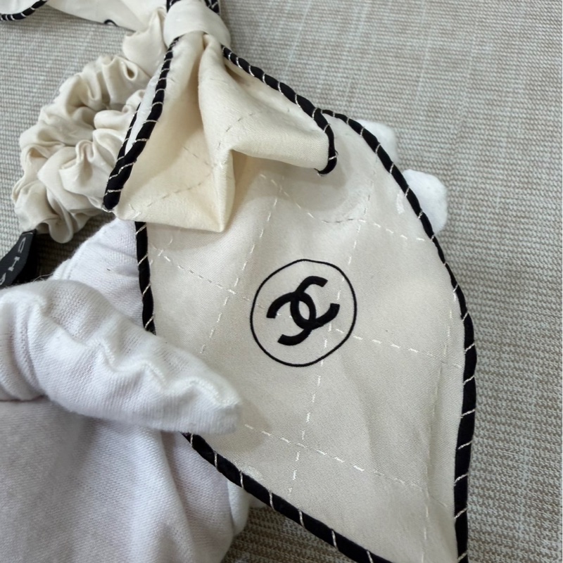 香奈兒Chanel 經典雙C 蝴蝶結 真絲髮圈/髮束/手環 (白色 x 黑色斜紋邊)-7