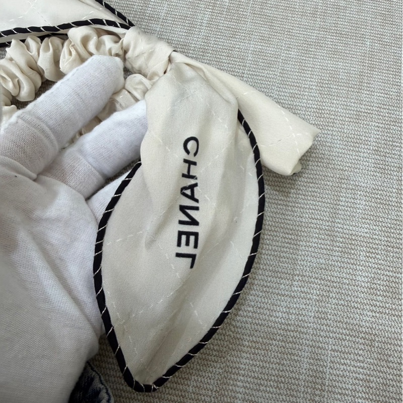 香奈兒Chanel 經典雙C 蝴蝶結 真絲髮圈/髮束/手環 (白色 x 黑色斜紋邊)-9