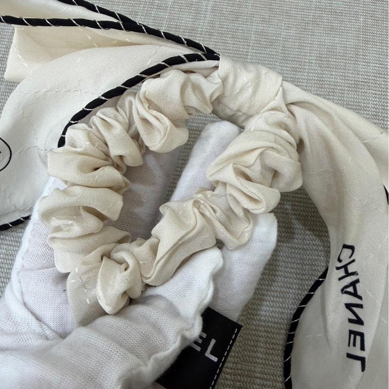 香奈兒Chanel 經典雙C 蝴蝶結 真絲髮圈/髮束/手環 (白色 x 黑色斜紋邊)-10
