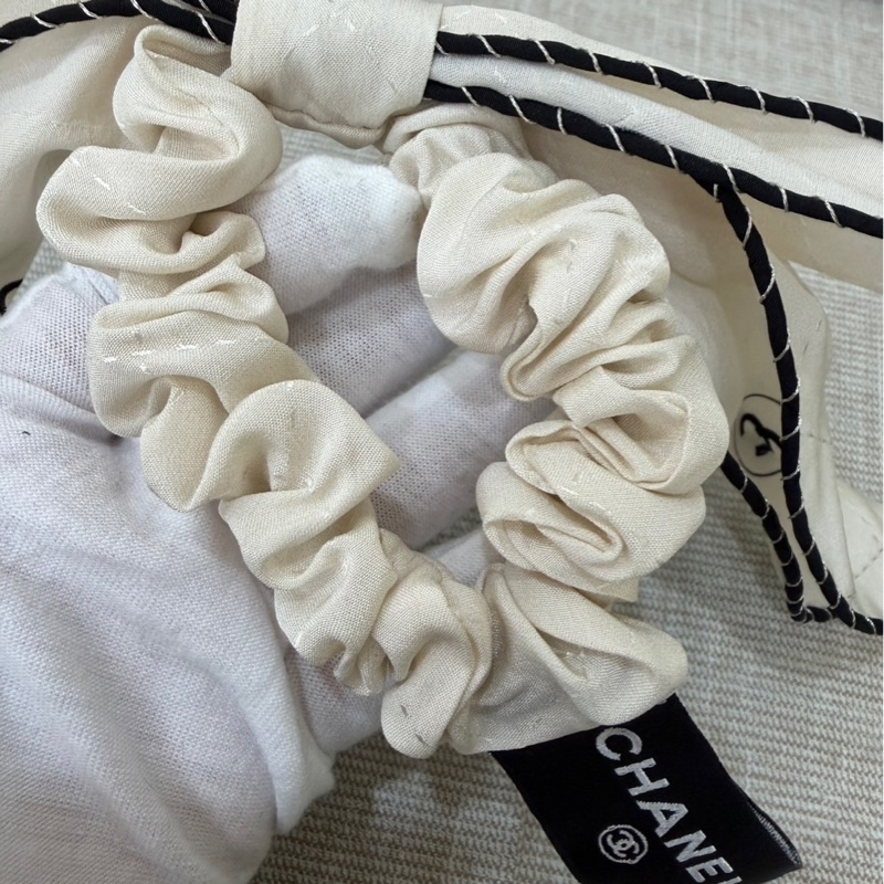 香奈兒Chanel 經典雙C 蝴蝶結 真絲髮圈/髮束/手環 (白色 x 黑色斜紋邊)-11