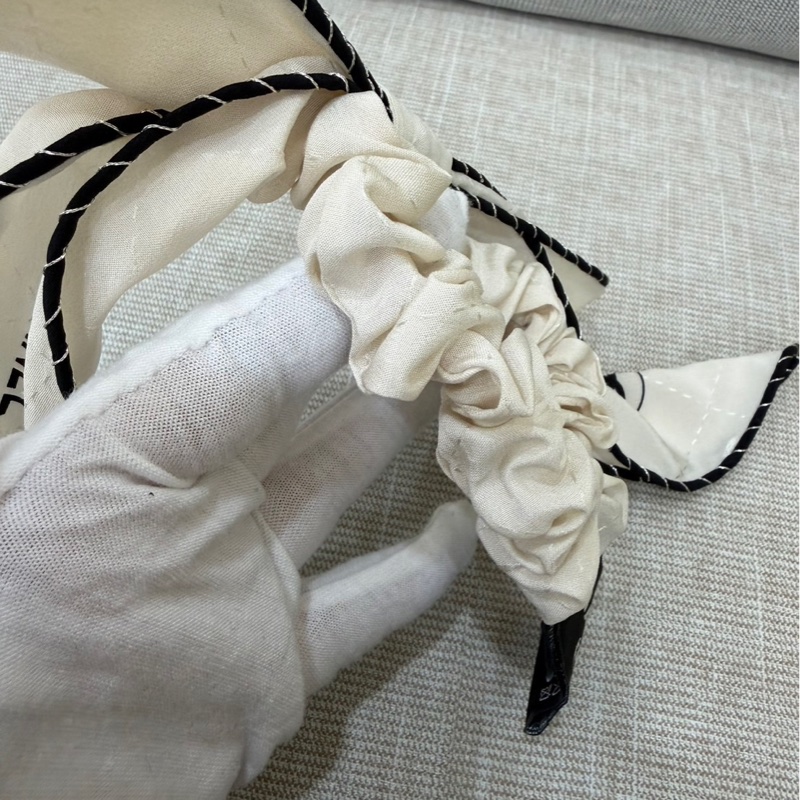 香奈兒Chanel 經典雙C 蝴蝶結 真絲髮圈/髮束/手環 (白色 x 黑色斜紋邊)-12