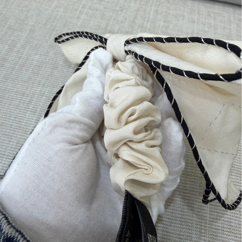 香奈兒Chanel 經典雙C 蝴蝶結 真絲髮圈/髮束/手環 (白色 x 黑色斜紋邊)-13