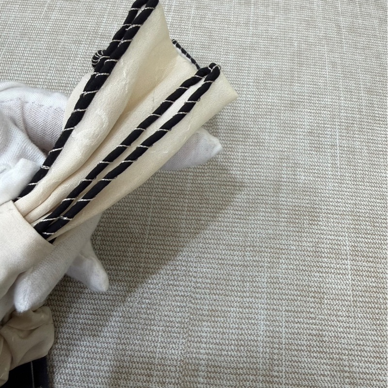 香奈兒Chanel 經典雙C 蝴蝶結 真絲髮圈/髮束/手環 (白色 x 黑色斜紋邊)-16