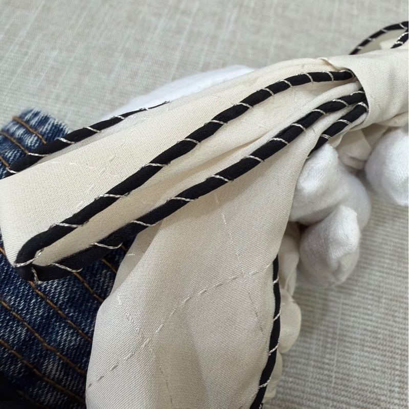 香奈兒Chanel 經典雙C 蝴蝶結 真絲髮圈/髮束/手環 (白色 x 黑色斜紋邊)-17