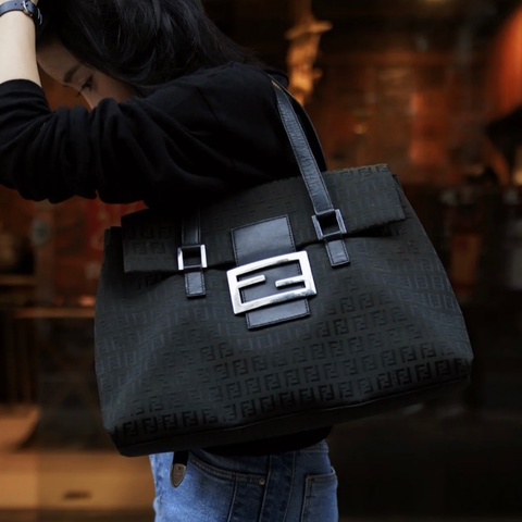 Fendi 黑銀老花帆布法棍大胖丁腋下托特包38*25*16  98新配件塵袋