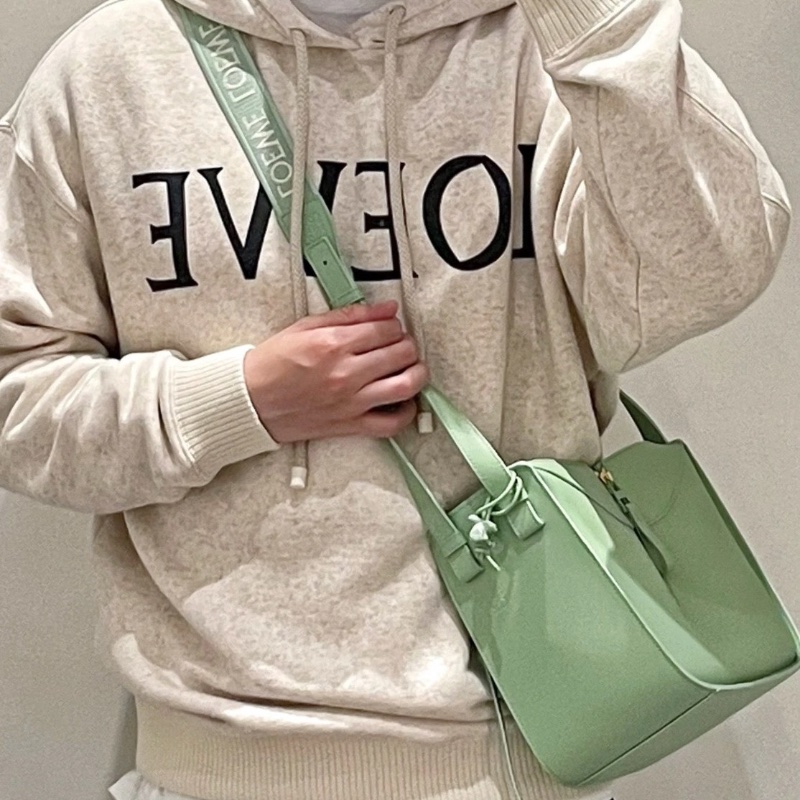 Loewe新款Hammock秋葵綠釉 金扣 全logo刺繡寬肩帶 吊床包 小號 20*21*14  98新配件塵袋-1