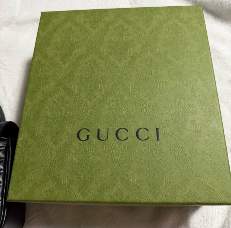 GUCCI GG Marmont 肩背包 小號 26 黑色 金扣-4