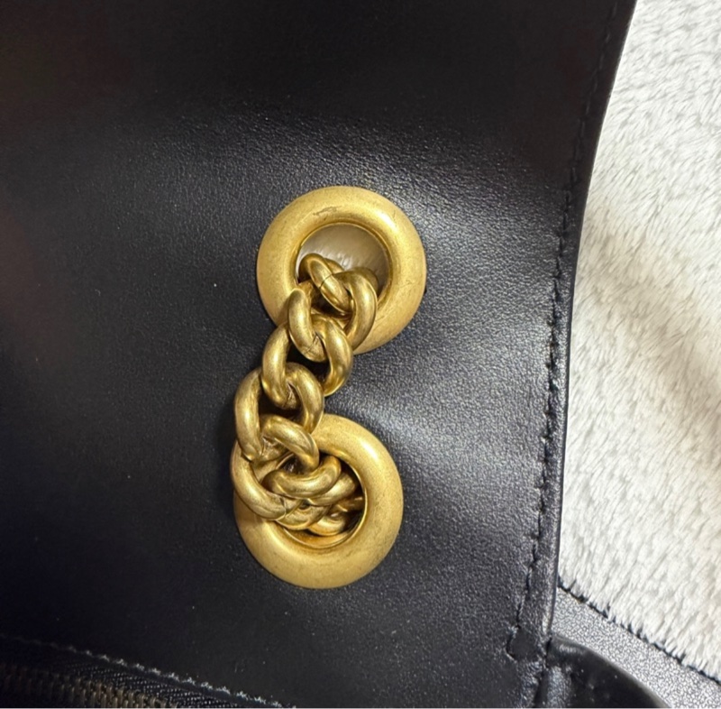GUCCI GG Marmont 肩背包 小號 26 黑色 金扣-23