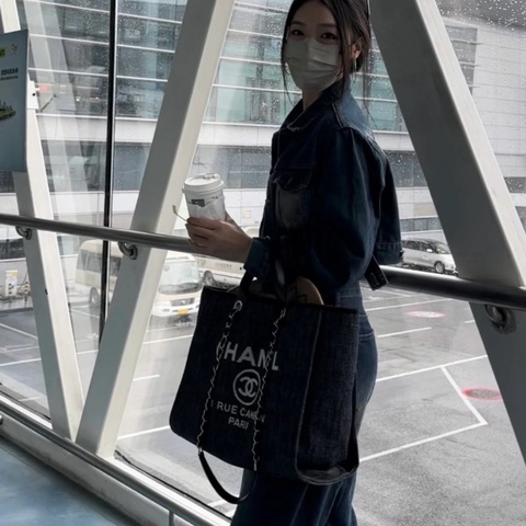 Chanel 牛仔藍沙灘包 帆布拼牛皮 38*30*18  98新配件塵袋保卡