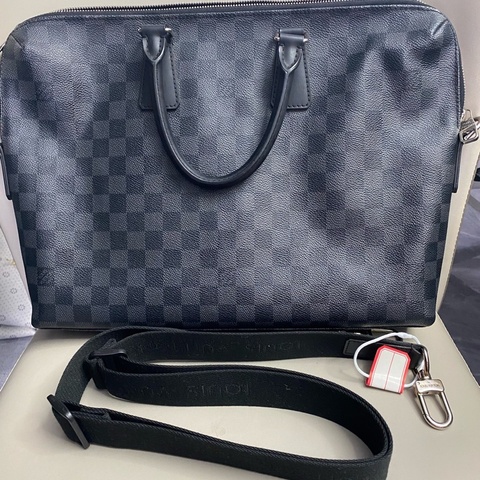 LV 路易威登 PORTE DOCUMENTS公文包 黑灰色棋盤格  五金亮 內里乾淨 肩帶齊全  尺寸：37*26*6cm  1