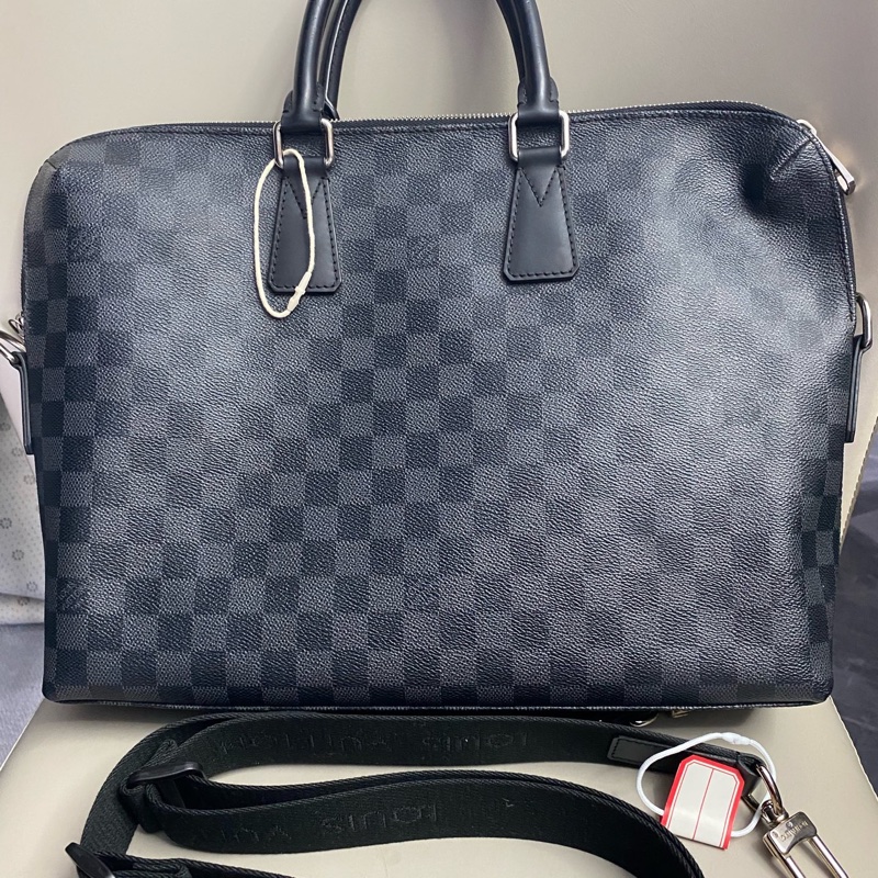 LV 路易威登 PORTE DOCUMENTS公文包 黑灰色棋盤格  五金亮 內里乾淨 肩帶齊全  尺寸：37*26*6cm  1-1