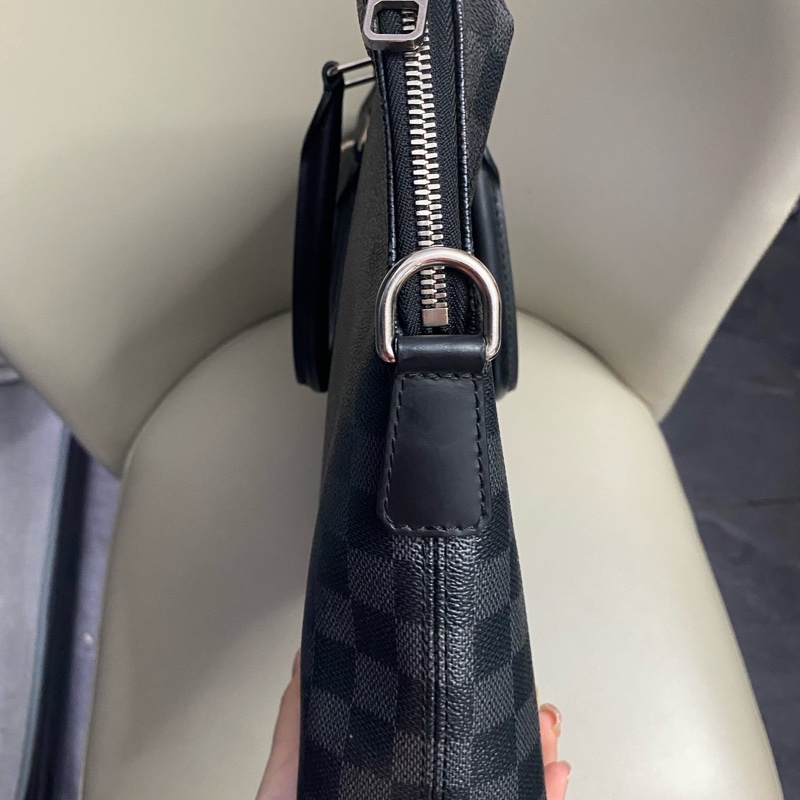 LV 路易威登 PORTE DOCUMENTS公文包 黑灰色棋盤格  五金亮 內里乾淨 肩帶齊全  尺寸：37*26*6cm  1-2