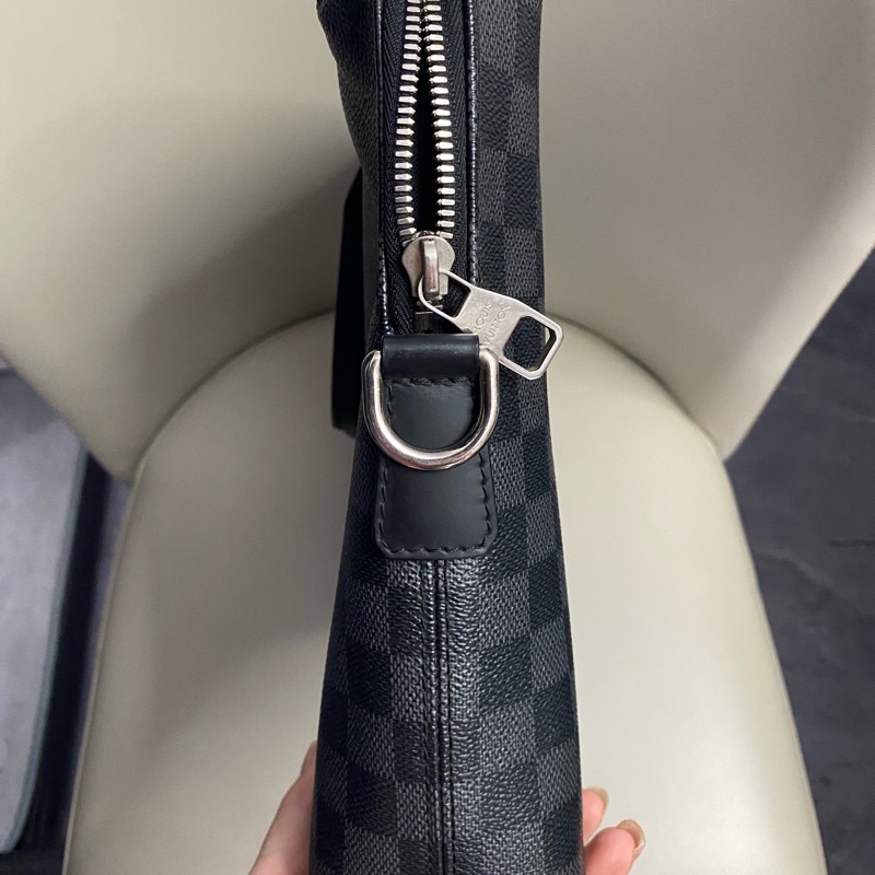 LV 路易威登 PORTE DOCUMENTS公文包 黑灰色棋盤格  五金亮 內里乾淨 肩帶齊全  尺寸：37*26*6cm  1-3