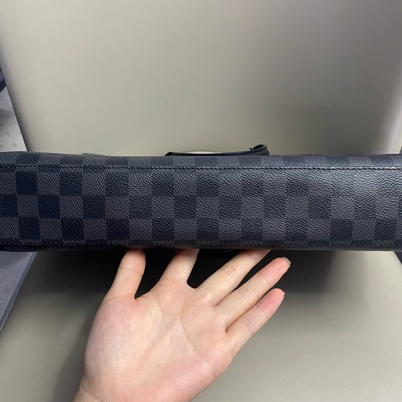 LV 路易威登 PORTE DOCUMENTS公文包 黑灰色棋盤格  五金亮 內里乾淨 肩帶齊全  尺寸：37*26*6cm  1-4