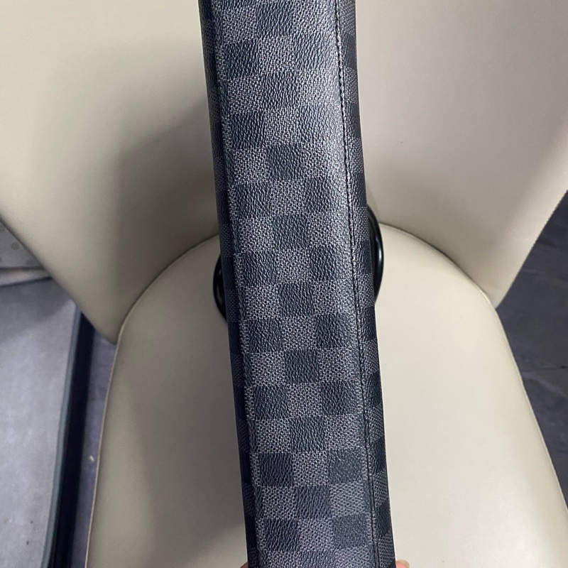 LV 路易威登 PORTE DOCUMENTS公文包 黑灰色棋盤格  五金亮 內里乾淨 肩帶齊全  尺寸：37*26*6cm  1-5