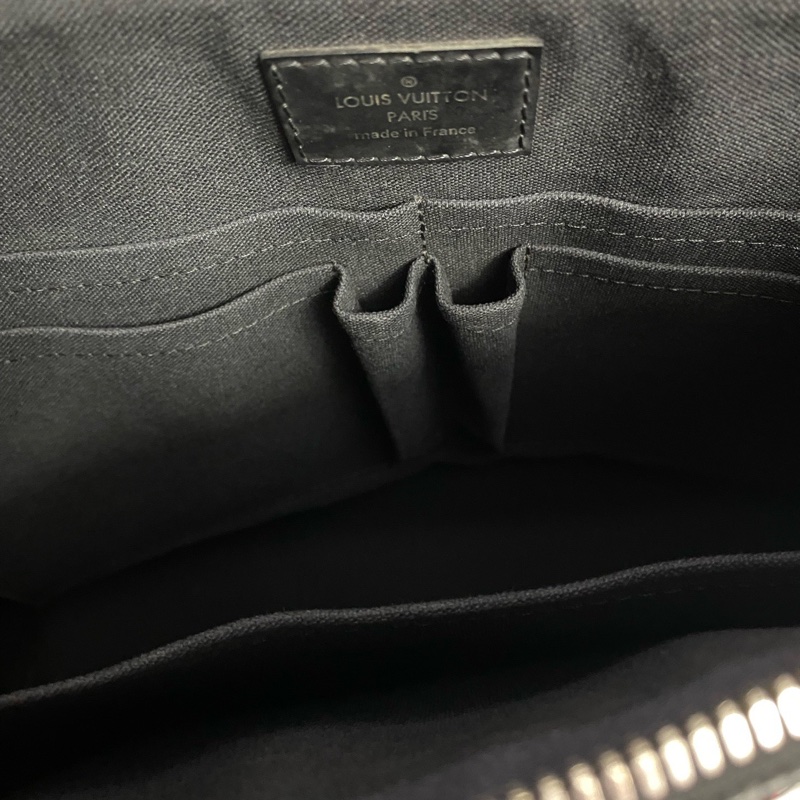 LV 路易威登 PORTE DOCUMENTS公文包 黑灰色棋盤格  五金亮 內里乾淨 肩帶齊全  尺寸：37*26*6cm  1-6