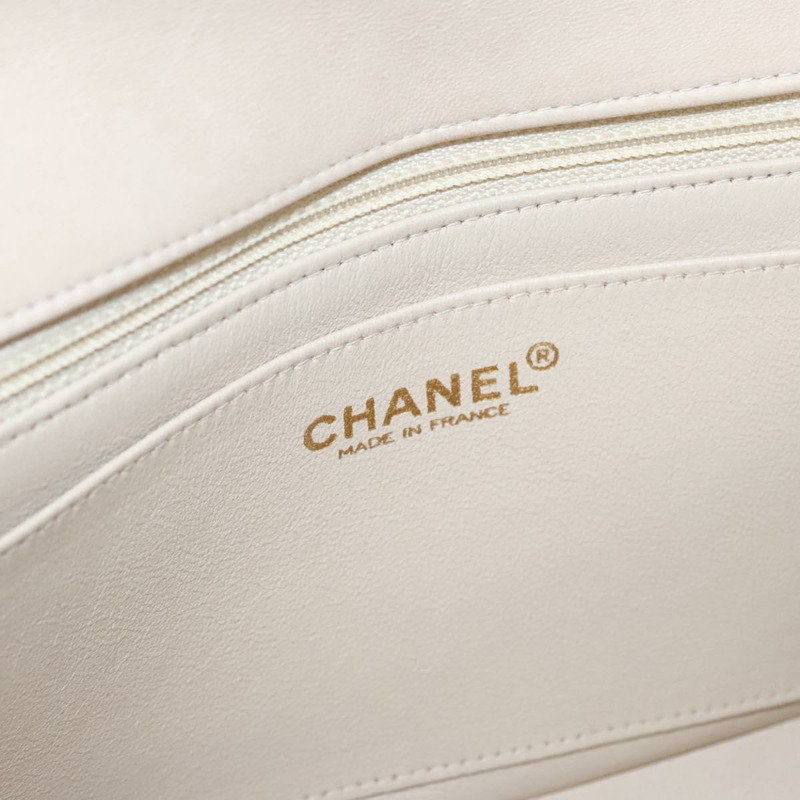 【日本直送】香奈兒 Choco Bar 鏈條肩背包，羊皮材質，象牙色，CC 標誌，貨號 110166SAM-25