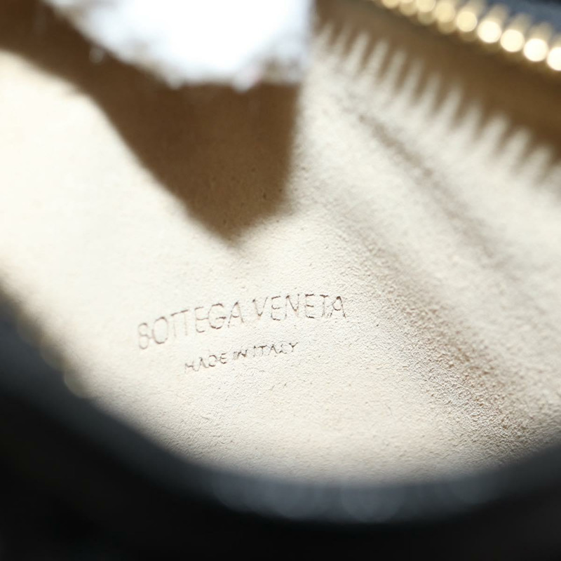 【日本直送】BOTTEGA VENETA INTRECCIATO 迷你流浪漢手提包皮革黑金正品 am8217M-17