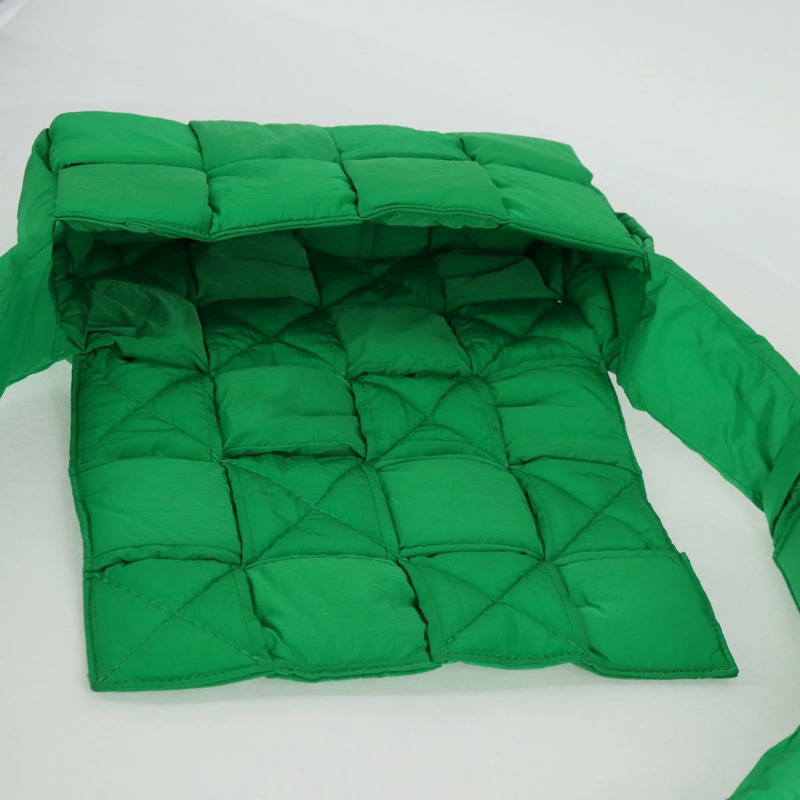 【日本直送】BOTTEGA VENETA MAXI INTRECCIATO 尼龍材質加厚科技卡帶包 Auth 115238M-17