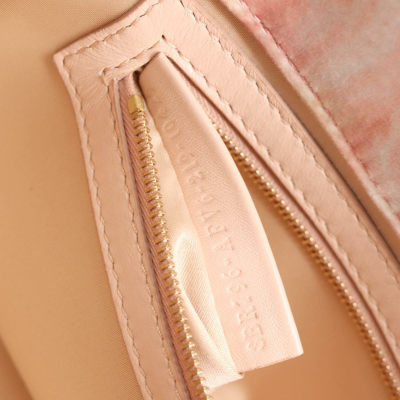 【日本直送】FENDI 假期限量版 Mamma Baguette 手袋，絲絨材質，粉金配色，兩用款，正品編號 132928SAM-10