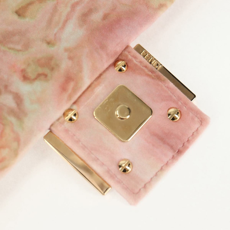 【日本直送】FENDI 假期限量版 Mamma Baguette 手袋，絲絨材質，粉金配色，兩用款，正品編號 132928SAM-20